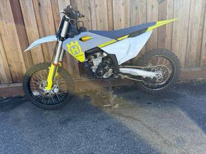 HUSKY FC250 2023 RED STICKER HUSQVARNA FC 250 LOW HOURS  KTM 