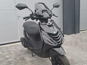 ② PIAGGIO ZIP 4T SCOOTER GLANS ZWART FULL OPTION (B-KLASSE)