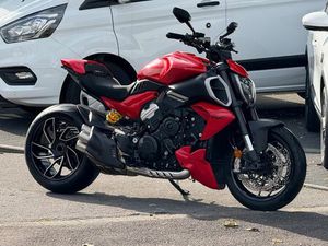 DUCATI DIAVEL V4 / BJ 23 /9973 KM / TOPGEPFLEGT!