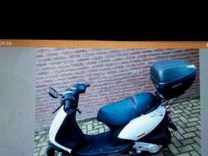 VESPA ZIP 4TAKT IGET 2019 LAAG KM IN ZEER GOED STAAT NOG,,, — SCOOTERS | VESPA — MARKTPLAATS