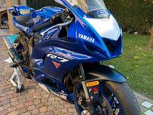 YAMAHA R7