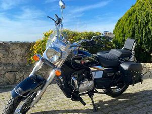 UM RENEGADE COMMANDO CLASSIC 125 CC CADAVAL E PÊRO MONIZ