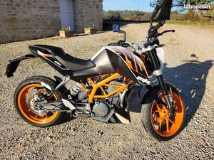 MOTO KTM 390 DUKE