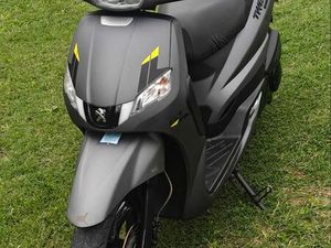 PEUGEOT TWEET 125 RS – 2021 – 12 000 KM – ENTRETIEN COMPLET / ÉTAT PROCHE DU NEUF