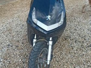 SCOOTER PEUGEOT VIVACITY 3 ■PARTIE MOTEUR NEUF■POT POLINI ■VILEBREQUIN ■PISTON SEGMENT NEUF■COURROIE ■PNEUS ■GALET VARIATEUR ■IL NE RESTE QUE CERTAINS PLASTIQUE