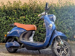 SCOOTER ÉLECTRIQUE UNU 2017 (ÉQUIVALENT 50 CC) – AUTONOMIE 50KM – VENDU AVEC CASQUES & ANTIVOL