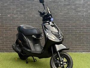 PIAGGIO ZIP FULL OPTION BLACK ON BLACK — SCOOTERS | PIAGGIO — MARKTPLAATS