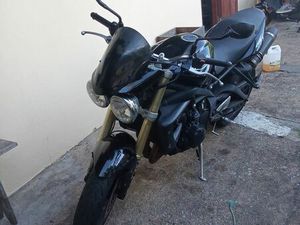 MOTO TRIUMPH STREET TRIPLE 675
