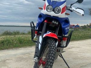 HONDA AFRICA TWIN 750 RD07