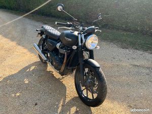 TRIUMPH STREET TWIN 900
