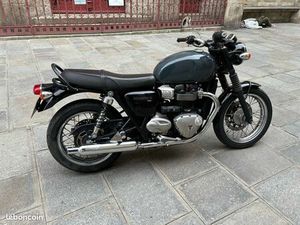 TRIUMPH BONNEVILLE 900