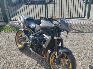 TRIUMPH STREET TRIPLE 675 R