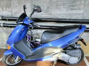 APRILIA LEONARDO 125. FERMO DA CIRCA 2 ANNI CANTON TESSIN -