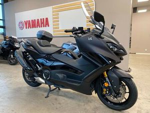 YAMAHA TMAX 560 TECH MAX FINNS I BUTIKEN FÖR OMG LEVERANS
