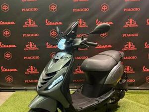 PIAGGIO ZIP 2021 SNOR/BROM! SP LAMBORGHINI GRIJS GARANTIE! — SCOOTERS | PIAGGIO — MARKTPLAATS