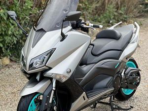 TMAX 530 2015 PERSONNALISÉ (PETRONAS) – AKRAPOVIC / RIZOMA / J-COSTA