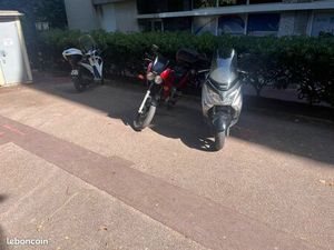 À VANDRE 1 SCOOTEUR ET UNE MOTO