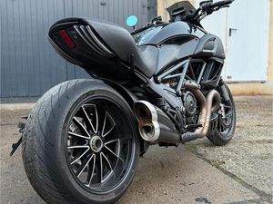 DUCATI DIAVEL 1200 MIT KLEINEN UMBAUTEN DESMO NEU