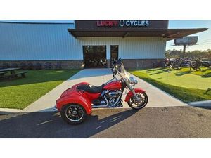 2017 HARLEY-DAVIDSON® TRI GLIDE FREEWHEELE