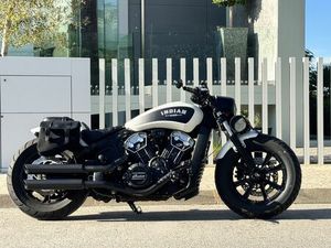 INDIAN SCOUT BOBBER (WHITE SMOKE) EVORA MONTE (SANTA MARIA)