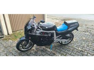 SUZUKI GSXR 750 SCHÖNER UMBAU