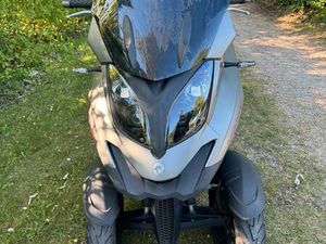 QUADRO 3 DREIRAD-MOTORROLLER SILBER MIT WINDSCHUTZ