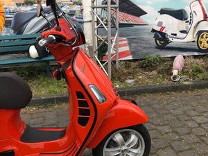 VESPA GTS 300 HPE BLACK KIT, AKRAPOVIĆ & LAUFLICHT