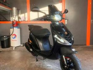 PIAGGIO ZIP BROM IGET E4 45KM 2020 SP FULL BLACK ON BLACK — SCOOTERS | PIAGGIO — MARKTPLAATS