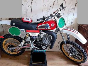 ② VEILING: CROSS-MOTO HUSQVARNA 250 (OLDTIMER) BENZINE (MARGE)