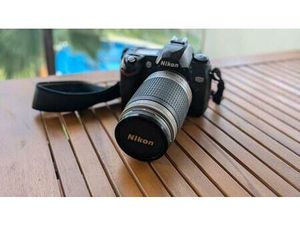 NIKON D70 CON TELEOBJETIVO Y FLASH