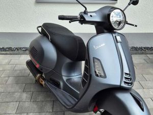 VESPA GTS 300 SUPER SPORT HPE, AKRAPOVIC, 1. HAND