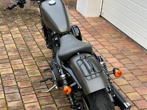 HARLEY DAVIDSON IRON 883