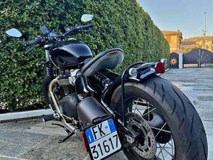 TRIUMPH BONNEVILLE BOBBER NERO