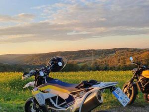 HUSQVARNA 701 SUPERMOTO SUMO WIE KTM 690 SMCR