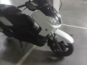 ② YAMAHA XMAX 125 CC