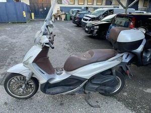 VENDO PIAGGIO BEVERLY 300 I.E. ABS-ASR (2016 - 20) USATA A MILANO (CODICE 9886066) - MOTO.IT