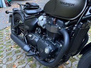 TRIUMPH BONNEVILLE BOBBER BLACK