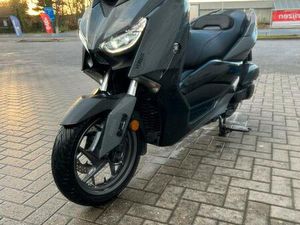 ② YAMAHA XMAX 125 CC VAN 2023 MET AKRAPOVIC UITLAAT