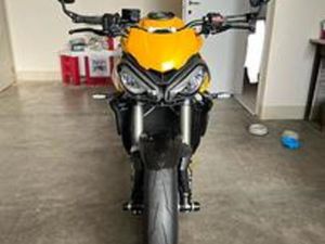 TRIUMPH STREET TRIPLE 765 RS (2025) COSMIC YELLOW