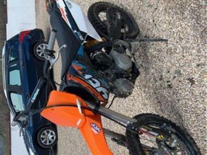 BONJOUR, JE VENDS MA MOTO C'EST 125 YCF MX BIGY ELLE EST NEUF ET TRÈS PEU SERVI