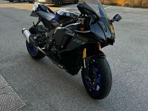 YAMAHA R1