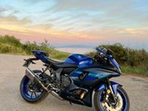 YAMAHA R7