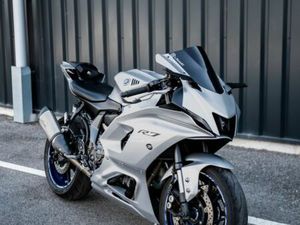 YAMAHA R7