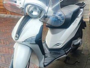 PIAGGIO LIBERTY 50 4 TAKT KLEUR WIT MET GEEL KENTEKEN — SCOOTERS | PIAGGIO — MARKTPLAATS