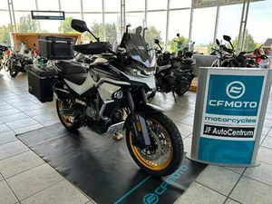 CFMOTO 800 MT EXPLORE - BÍLÁ, ČERNÁ AKCE HELMA