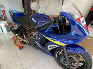 YAMAHA R6