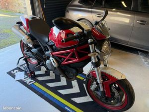 DUCATI 696 MONSTER