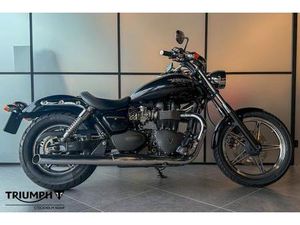 TRIUMPH SPEEDMASTER 900