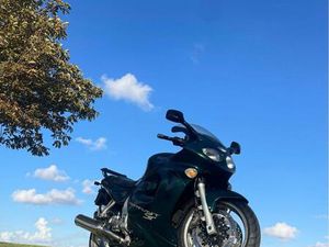 TRIUMPH SPRINT ST 955I – CLASSIC BRITISH RACING GREEN –
