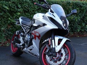 SUZUKI GSX-8R 2024 FULL - 4545 KM - PREMIÈRE MAIN - GARANTIE CONSTRUCTEUR